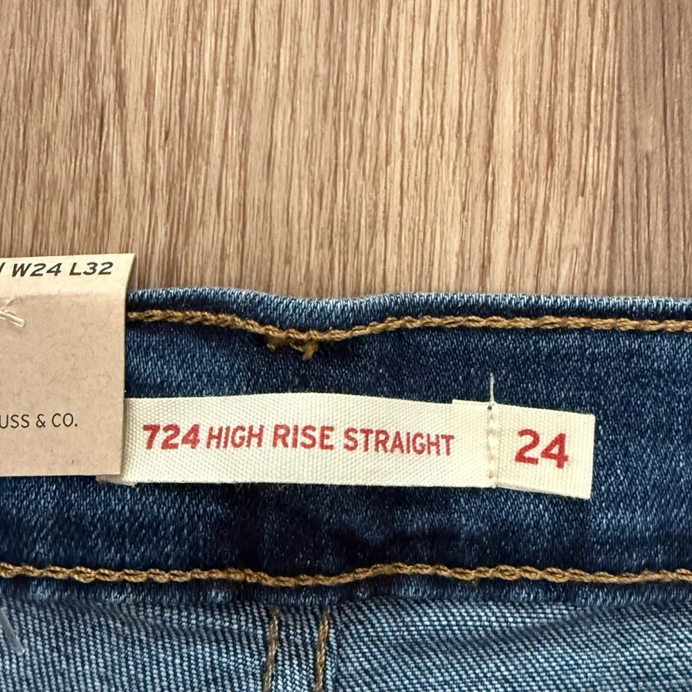 NWT Levi's 724 High Rise Slim straight Jeans Catch Me Outside. Size 24